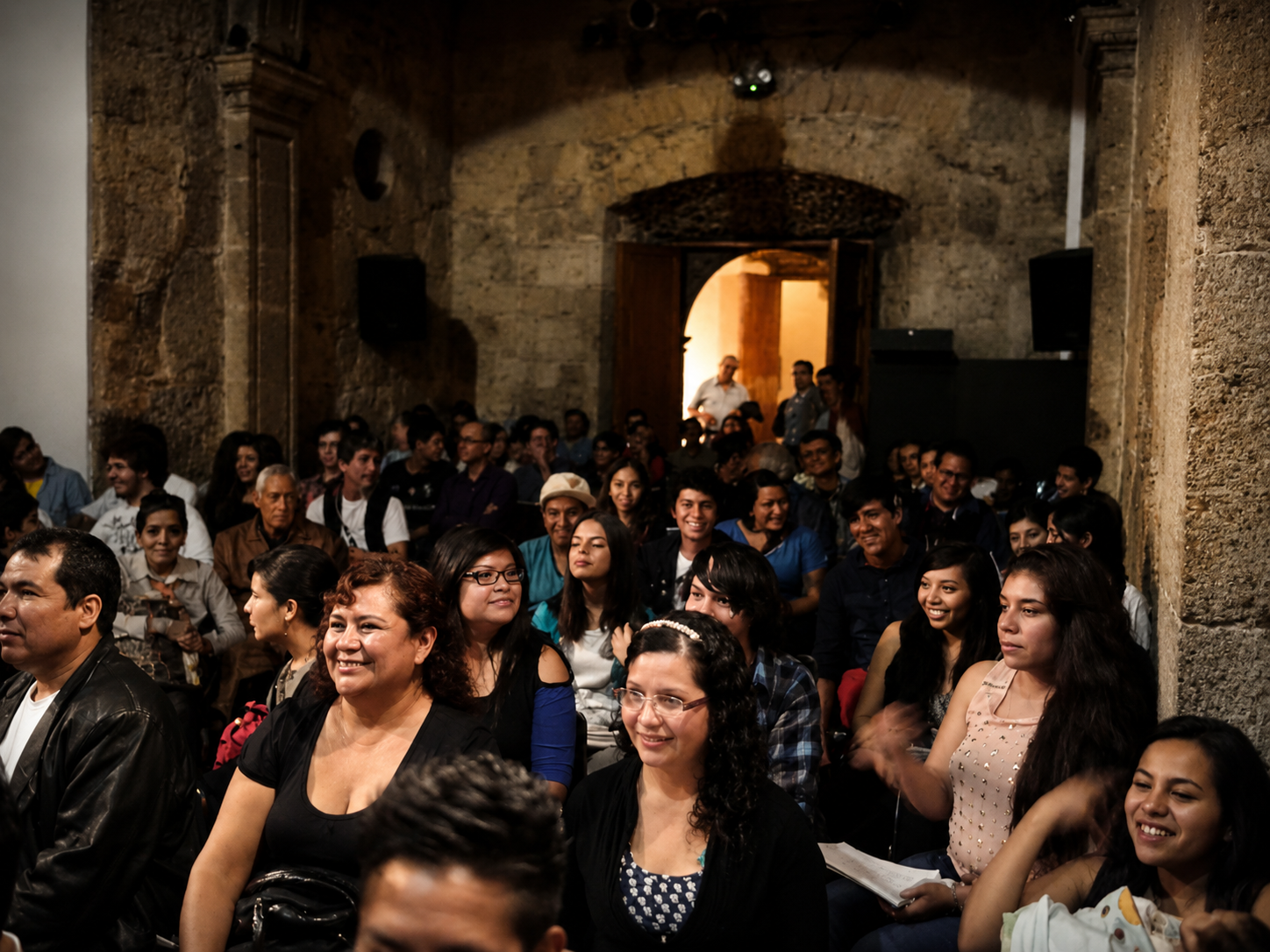 Público asistente a un evento cultural en el espacio histórico del Ex Convento del Carme